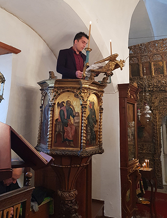 TREIS IERARXES OMILIA