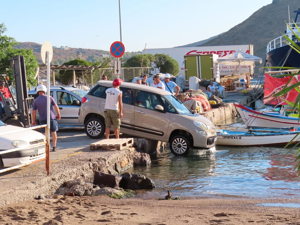 AFTOKINHTO STH THALASSA