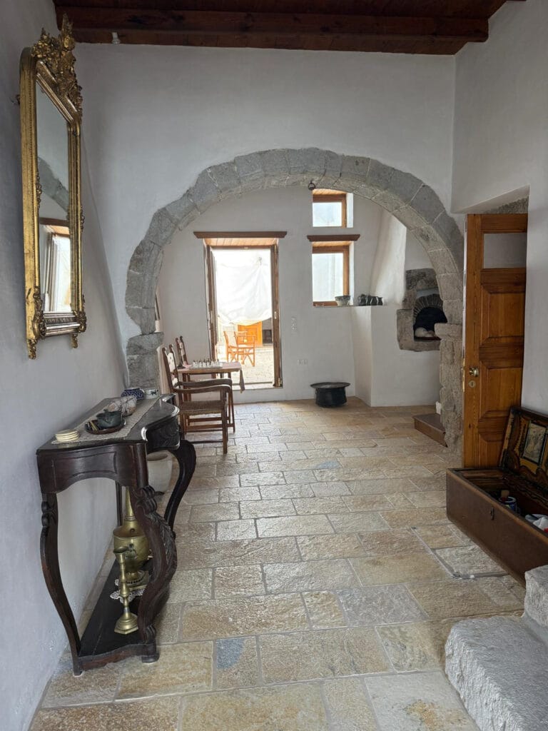 Πωλούνται στη Χώρα Πάτμου,  δύο διώροφες μονοκατοικίες.