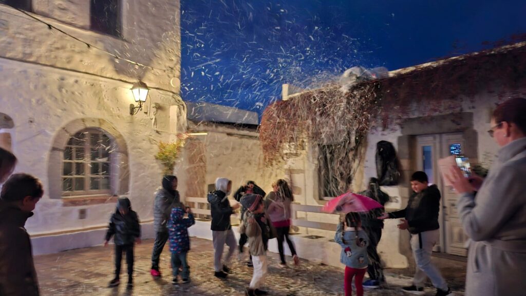 Χιόνισε στην Πάτμo; Η έκπληξη των Φίλων της Πάτμου στη Χριστουγεννιάτικη γιορτή της Χώρας.