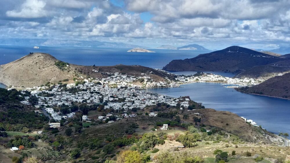 Τρία σταθμευμένα δίκυκλα, παρέσυρε μέσα στο λιμάνι της Πάτμου,  49χρονη αλλοδαπή οδηγώντας υπό την επήρεια μέθης το αυτοκίνητο της. Απείλησε και τους αστυνομικούς που επιχείρησαν να την συλλάβουν