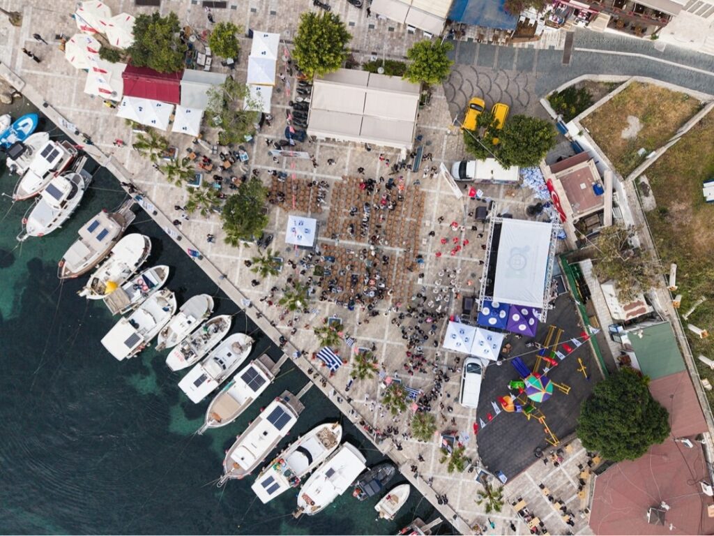 Προκάλεσε η εμφάνιση του δημάρχου με τη σημαία της γείτονος