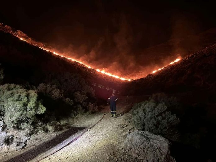 Υπό έλεγχο η μεγάλη πυρκαγιά στην Κάλυμνο μετά από ολονύχτια μάχη με τις φλόγες