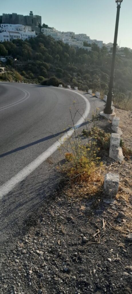 Όσα πιο πολλά στηθαία υπάρχουν στο οδικό δίκτυο τόσο μεγαλύτερη είναι η ασφάλεια των πολιτών από ατυχήματα.