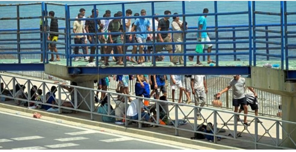 Θέουτα: Πάνω από 48.000 μετανάστες επέστρεψαν στο Μαρόκο – Τουλάχιστον 57 οι νεκροί