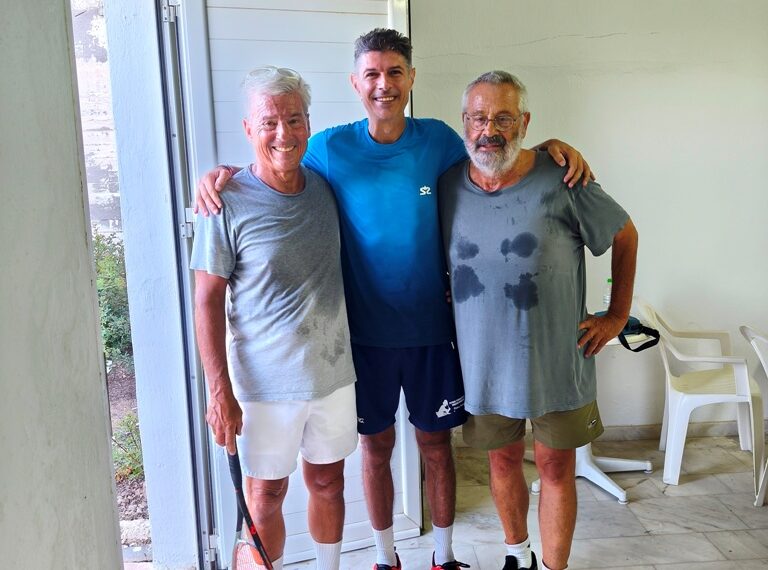1ο Patmos Paradise Squash στο Patmos Paradise Hotel. Με την υπογραφή του αθλητή Πέτρου Τζαμαλούκα