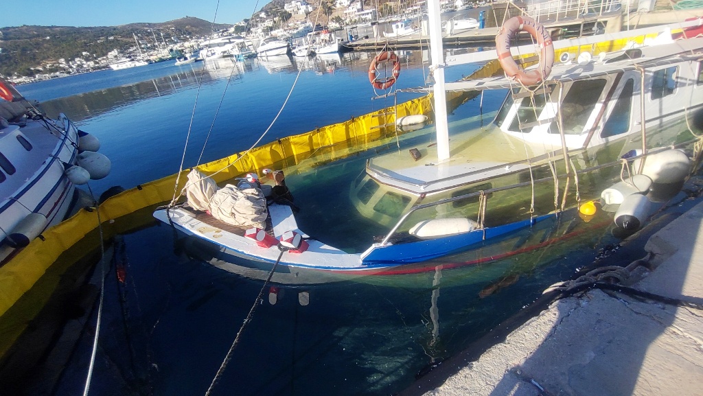 Βούλιαξε σκάφος στη νέα μαρίνα από εισροή υδάτων. Αντιμετώπιση αποφυγής ρύπανσης στην περιοχή.