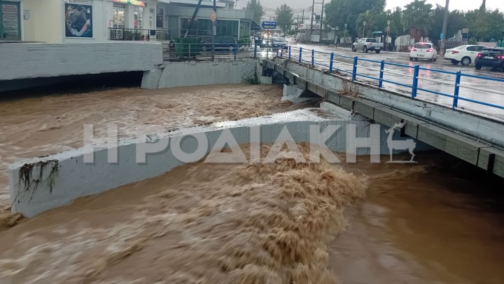 Ρόδος: Ένας νεκρός και πάνω από 30 επιχειρήσεις απεγκλωβισμού και 200 αντλήσεις υδάτων λόγω της κακοκαιρίας – Στα 264 χιλιοστά το ύψος της βροχής