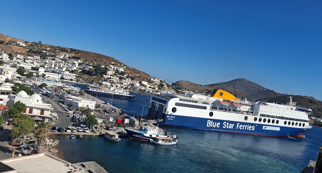 To Blue star Patmos παρέκκλινε και προσέγγισε χθες την Πάτμο λόγω άμεσης περίθαλψης επιβάτη