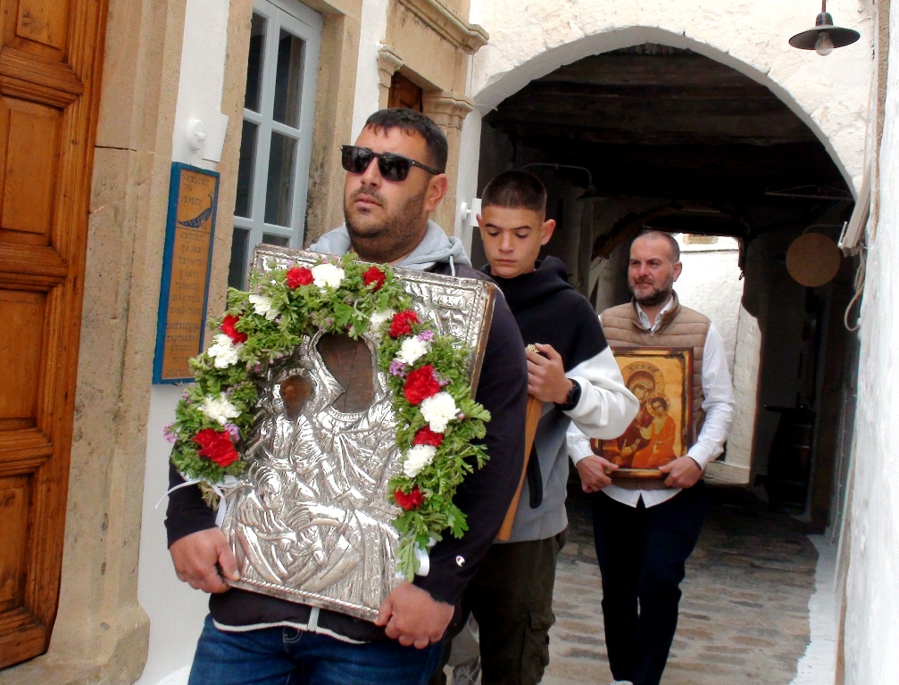 Τρίτη της Διακαινησίμου στην Πάτμο. Μοναστήρι. Αγιασμός στην πλατεία αγίας Λεσβιάς και περιφορά των εικόνων. Παλιό λατρευτικό έθιμο.