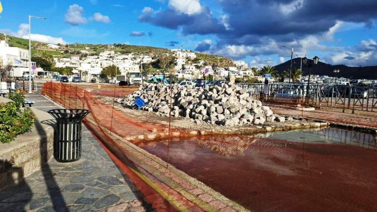 Το έργο της αποχέτευσης των ομβρίων θα συνεχιστεί εκτός πλατείας. Απόψε επιστρέφει ο εργολάβος