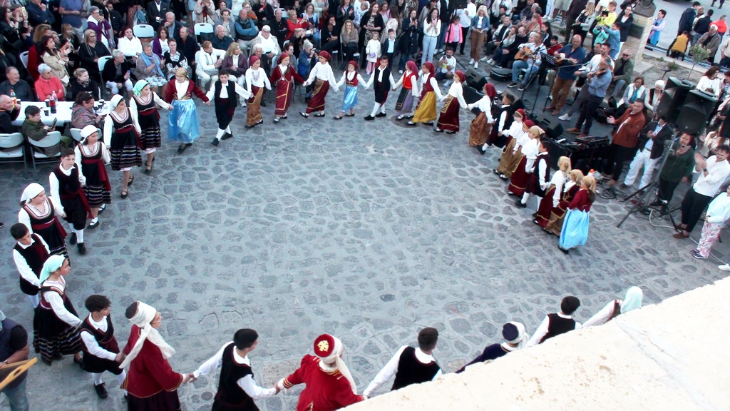 Κυριακή της Ανάστασης . Η γιορτή του Δήμου  Πάτμου στην πλατεία Σκάλας