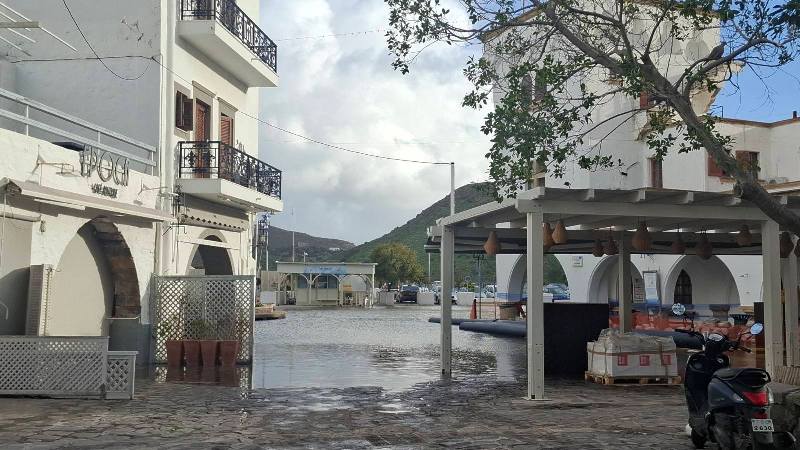 Απροσπέλαστο το λιμάνι. Πλημμύρισε  η πλατεία  και  πάλι.  Ανέβηκε η στάθμη της θάλασσας.